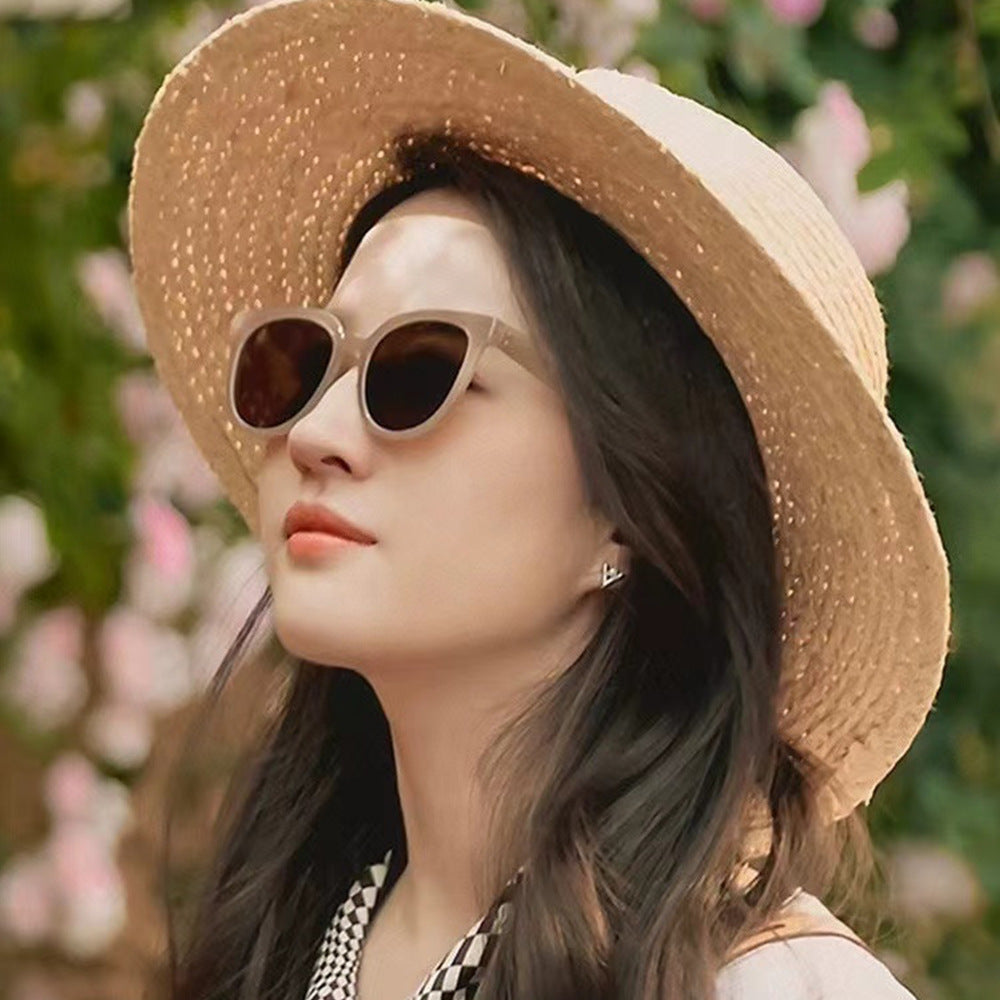 Timeless Cat-Eye Sunglasses with Light Beige Frame - Vintage Elegance for Outdoor Adventures