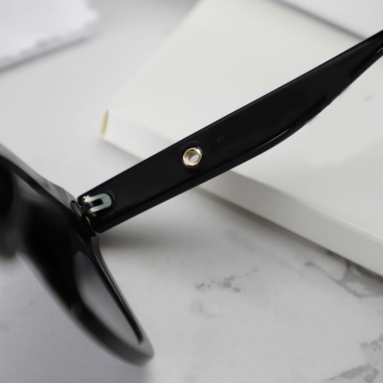 Lunettes de soleil carrées modernes disponibles en plusieurs couleurs : montures classiques, écaille de tortue, pastel et transparentes