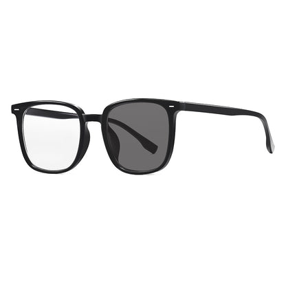 Gafas de sol adaptables de montura cuadrada: bloquean la luz azul y se tintan automáticamente para mayor versatilidad en interiores y exteriores.